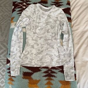 lululemon women’s fleece shirt long sleeve snow camo print size 4 white grey